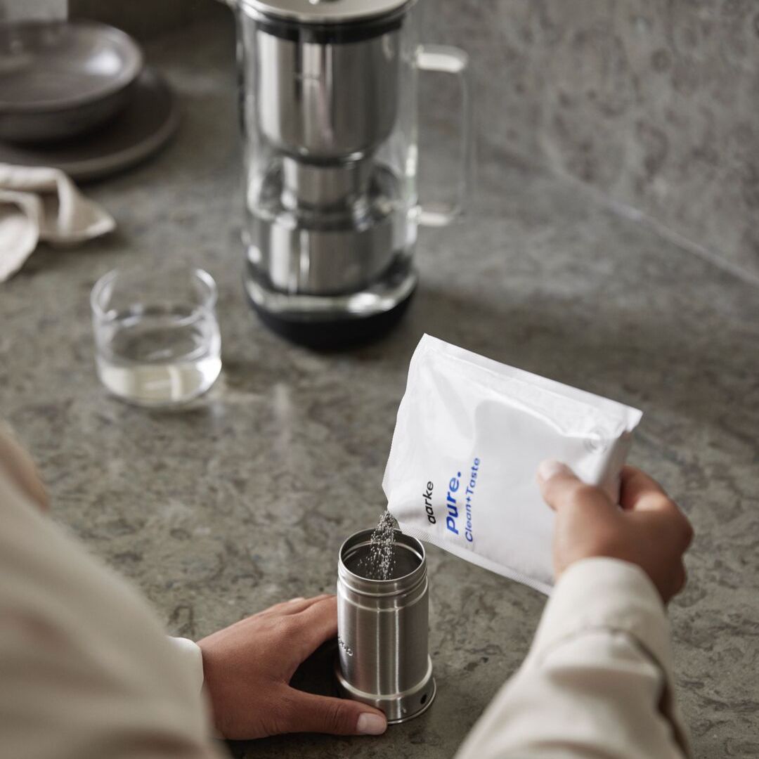 granulés filtrants aarke pure à côté de la carafe filtrante aarke purifier chez Aponio