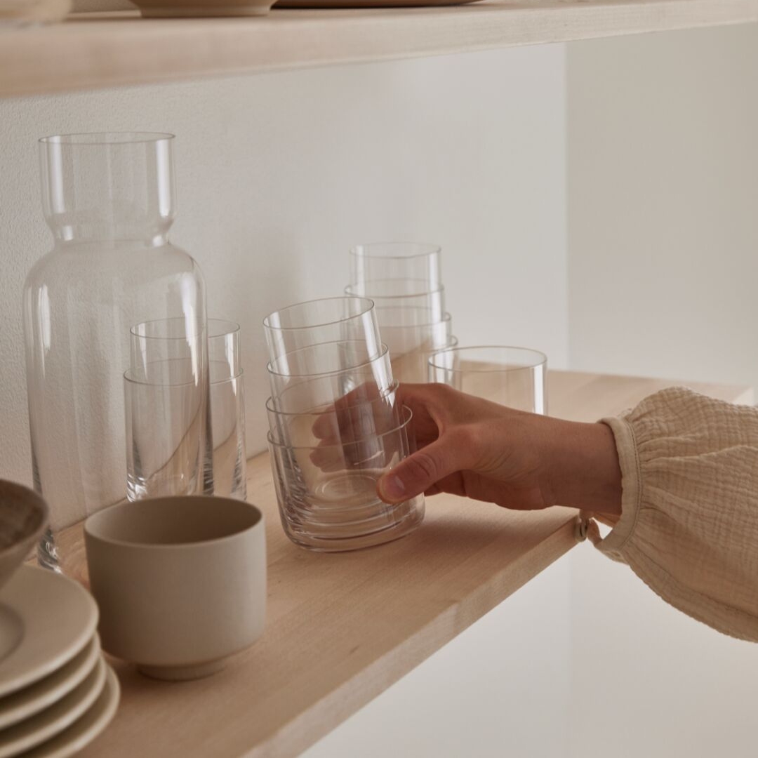 main de femme prenant un verre en cristal aarke