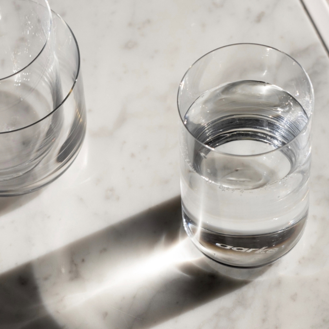 verre en cristal aarke rempli d'eau