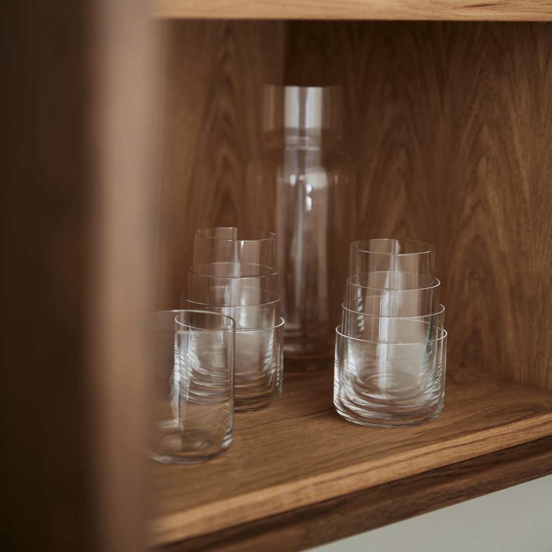 verres en cristal aarke sur étagère