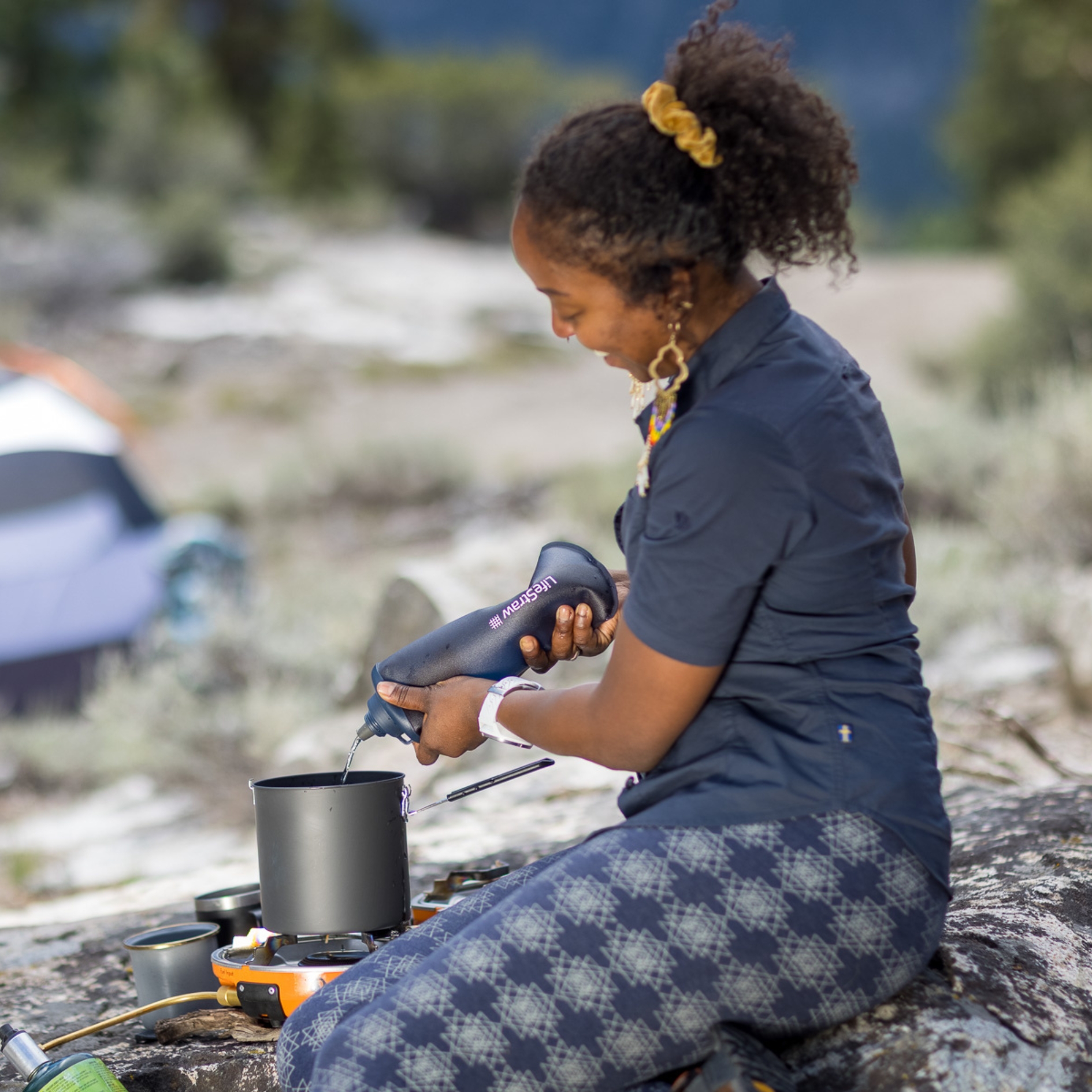 La gourde filtrante LifeStraw Squeeze Bottle permet de filtrer l'eau d'une rivière pour s'en servir comme eau de boisson