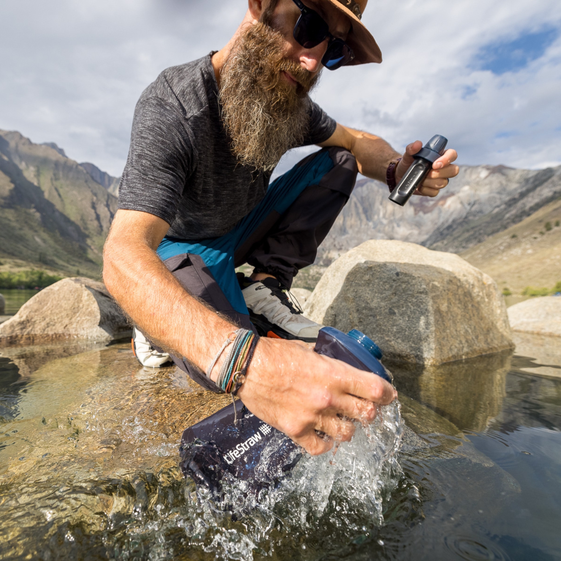 La gourde filtrante LifeStraw Squeeze Bottle permet de filtrer l'eau d'une rivière pour s'en servir comme eau de boisson