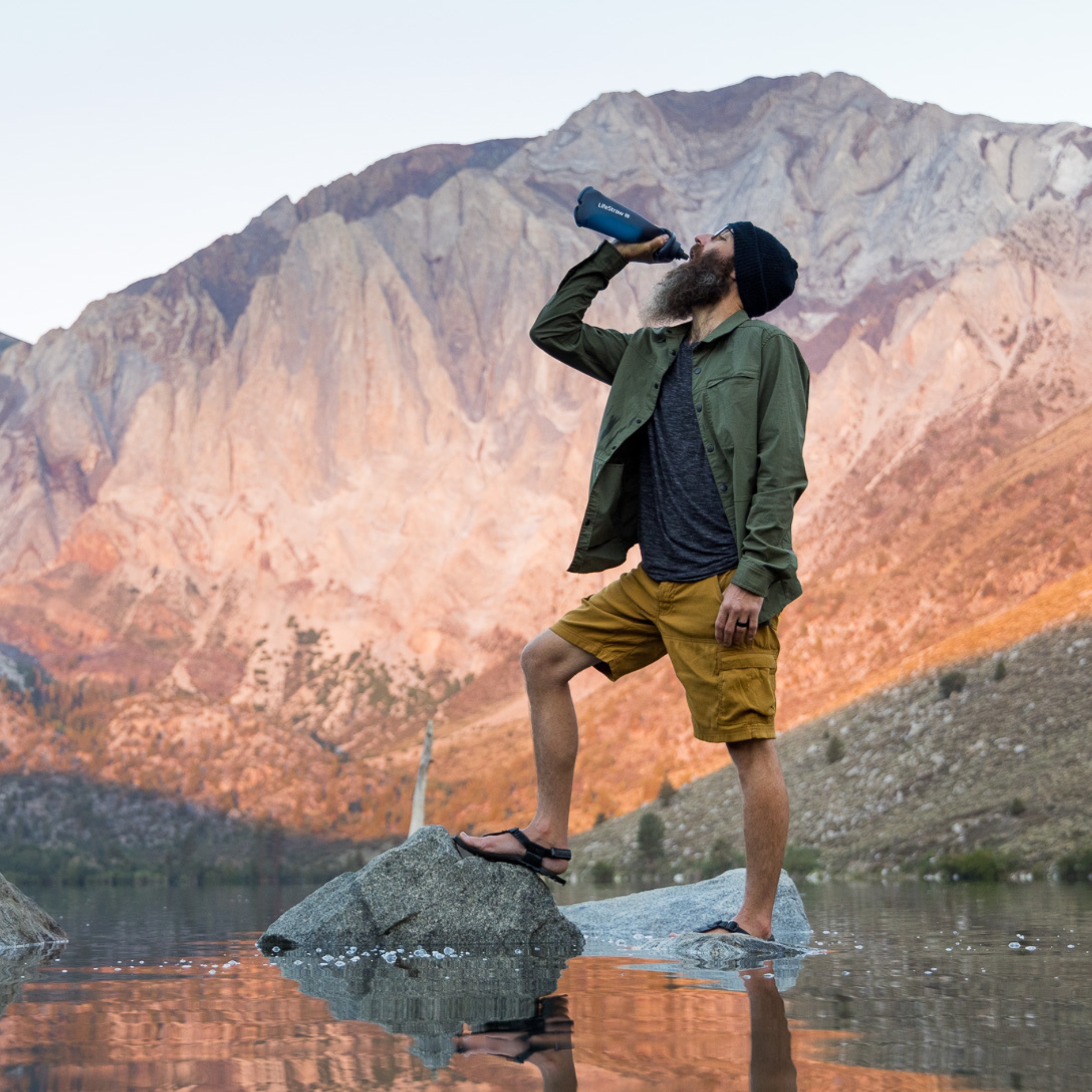 La gourde filtrante LifeStraw Squeeze Bottle permet de filtrer l'eau d'une rivière pour s'en servir comme eau de boisson