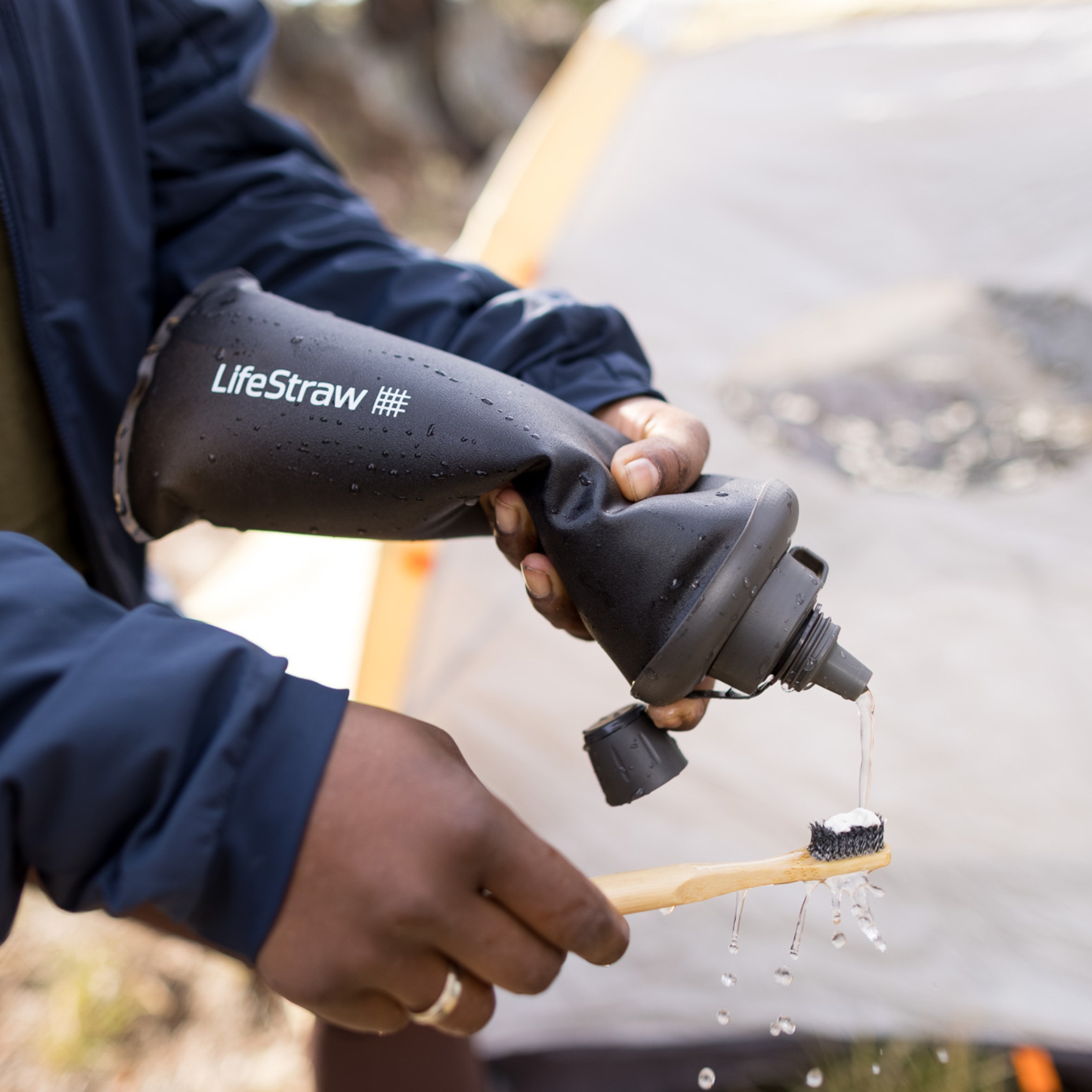 La gourde filtrante LifeStraw Squeeze Bottle permet de filtrer l'eau d'une rivière pour s'en servir comme eau de boisson
