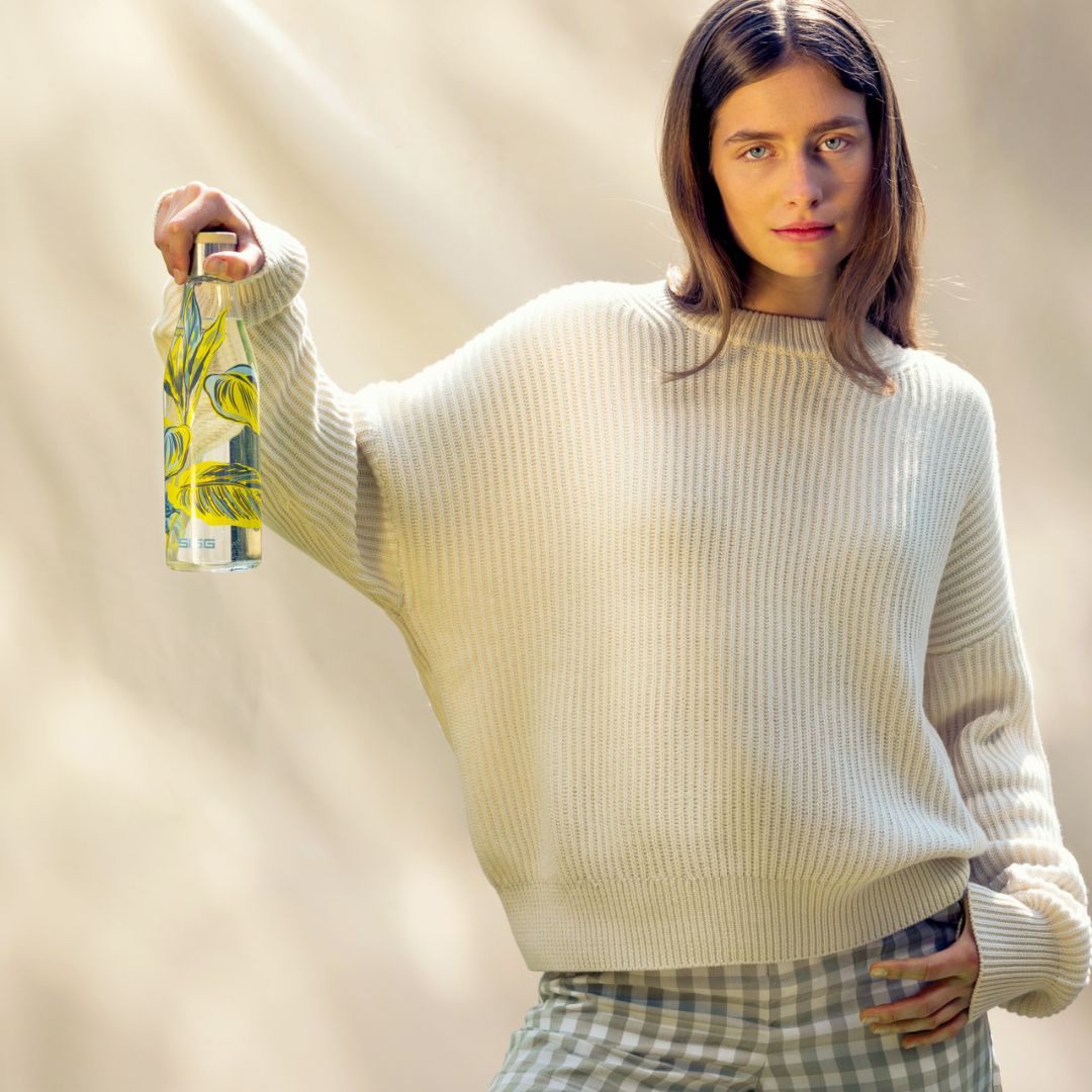 femme tenant une bouteille Sigg Metis par le goulot