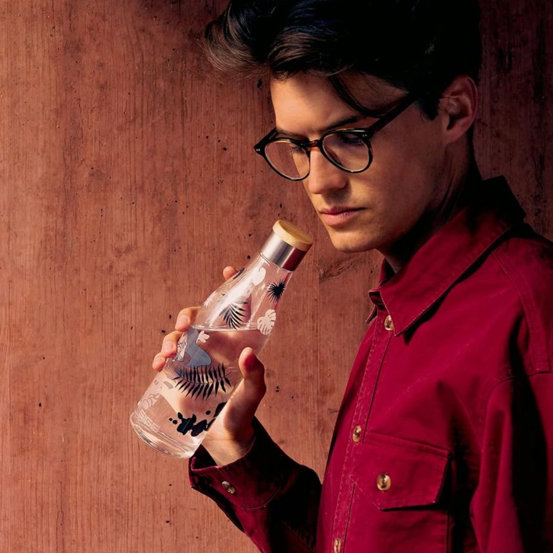 homme tenant une bouteille Sigg Metis tiger