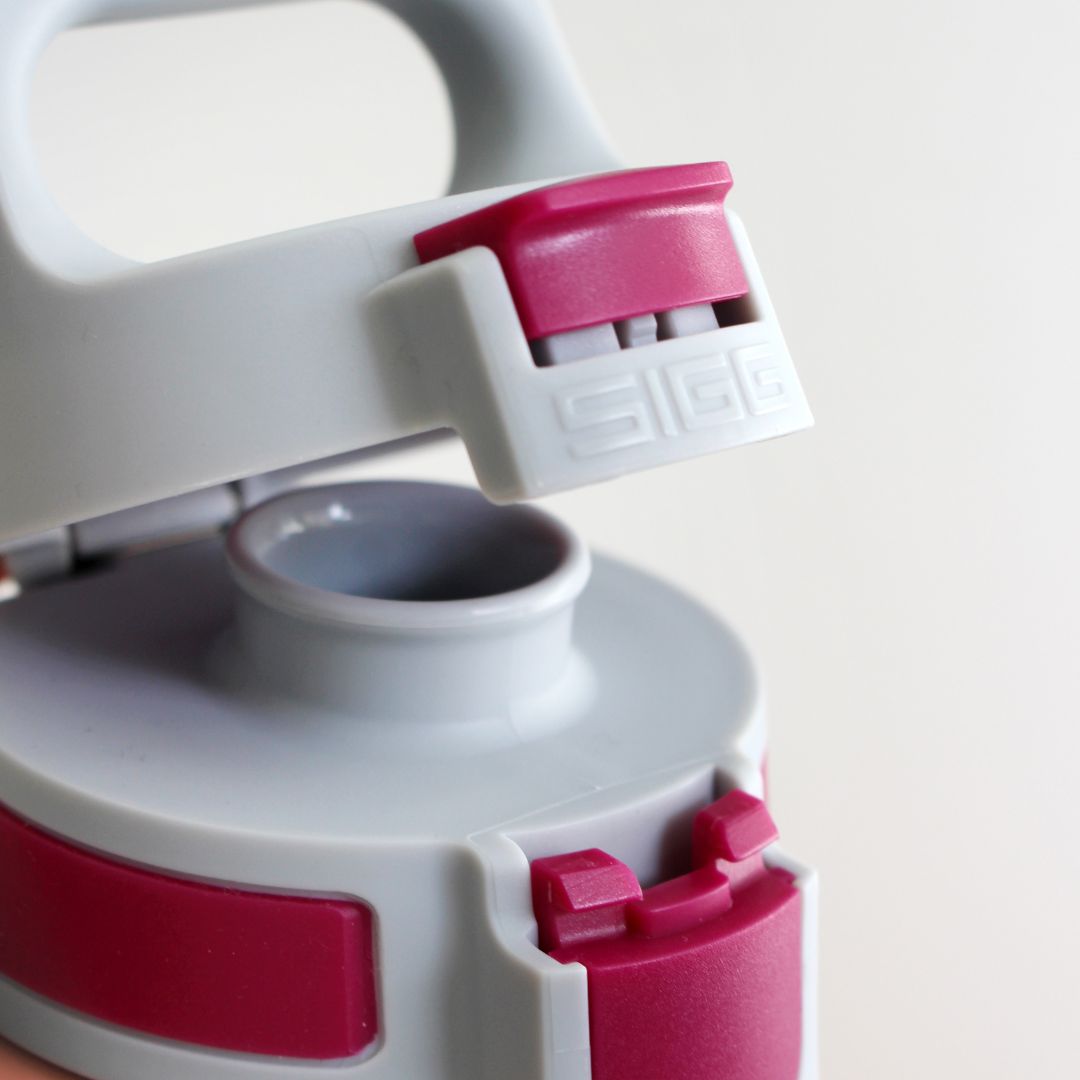 zoom sur le bouchon gourde enfant shield one Flora