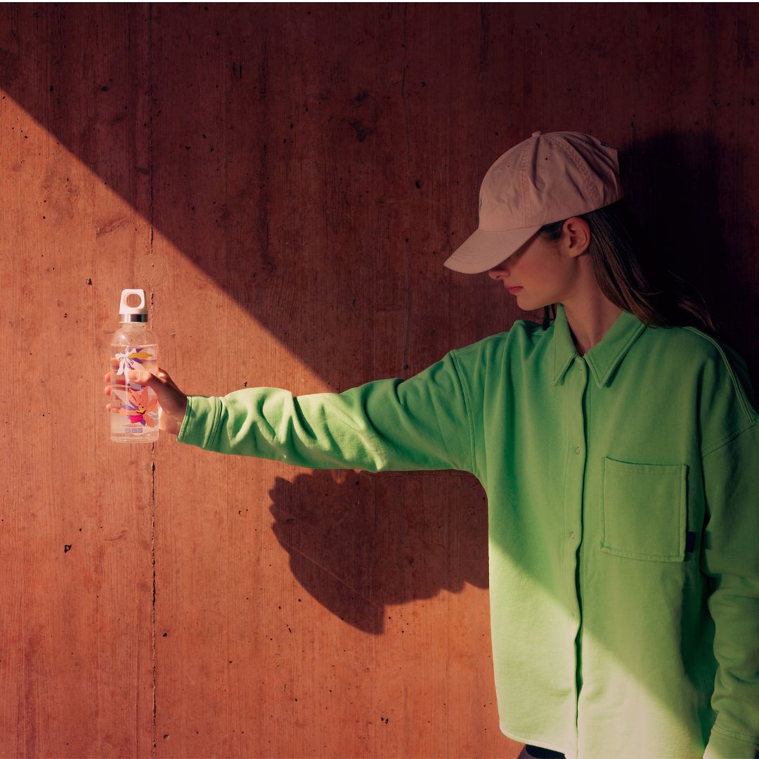 une femme qui tient une gourde de la marque SIGG Star dans la main