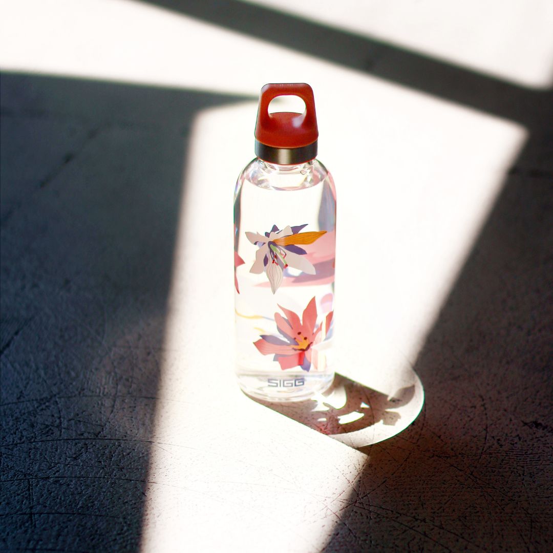 une gourde de la marque sigg modèle Flowers sur une table
