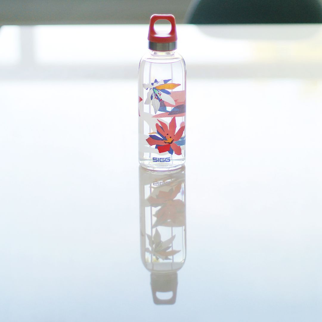 une gourde de la marque sigg modèle Flowers sur une table